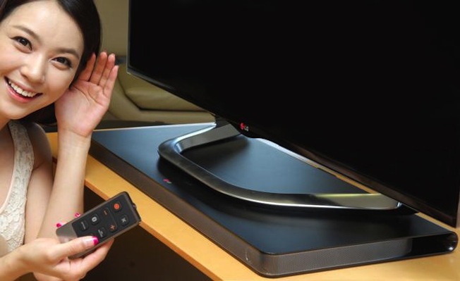 Better your TV-Sound: Der vorhandene Flat-TV wird einfach auf der Soundplate platziert, Kabel rein und schon kann es losgehen.