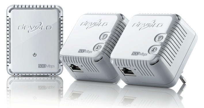 Die drei Hauptprotagonisten: der Devolo Duo-Adapter (links) und die beiden WiFi 500.