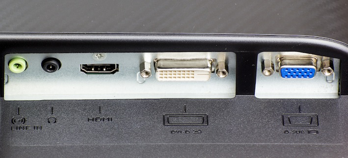 HDMI, DVI, D-Sub: Sämtliche Anschlüsse finden sich in einer Vertiefung und bleiben so weitestgehend unsichtbar.