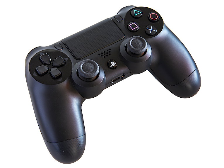 Sonys neuer DualShock 4 Controller bietet ein Füllhorn neuer Features, die eine neue Dimension des Zockens ermöglichen. Die “Share”-Taste erlaubt beispielsweise ein einfaches, Gameplay in Echtzeit über diverse Streaming-Dienste. So können andere Gamet Ihrem Spiel direkt beitreten und mitzocken.