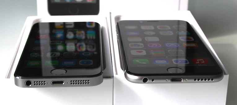 7 Millimeter, die sich auswirken: Das iPhone 6 ist deutlich flacher als sein Vorgänger 5s. Wie in den Vorgängerreihen befindet sich der Kopfhörer auch im iPhone 6 in der Unterseite.