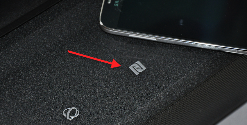 Auch kabellos ein Sound-Ass: Egal ob per Bluetooth oder – wie hier – über die NFC-Verbindung, mit diesem Sounddeck kann man auch ohne Kabel Spaß haben!