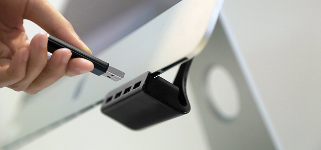 USB-Ports nach vorne! Mit dem HuBack sind jetzt auch bei dem iMac die USB-Ports mit einem Handgriff erreichbar.