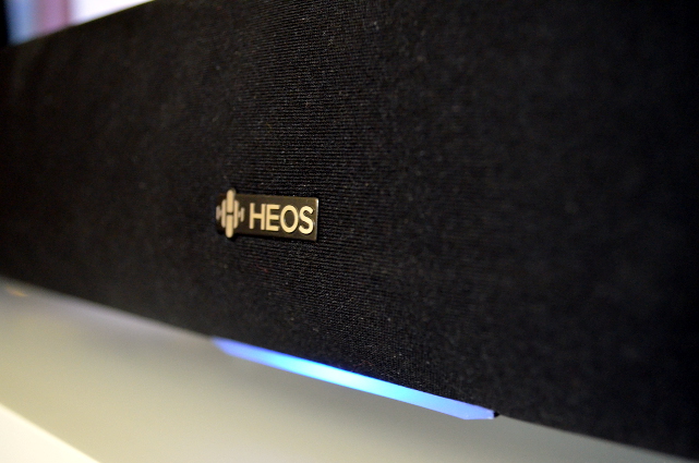 Die Front wird vom Heos-Logo und der großzügigen Signal-LED dominiert.