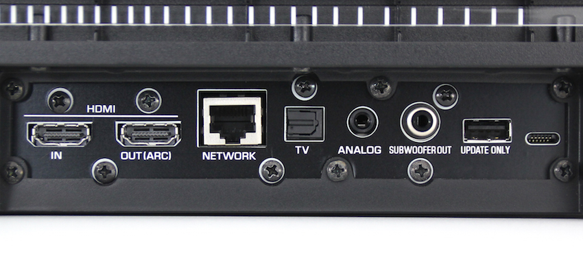 Das Anschlussfeld des YSP-1600 bietet analogen wie digitalen Quellen Zugang. Via HDMI-ARC mit dem TV verbunden lassen sich Signale vom und zum Fernseher über ein einziges Kabel transferieren.