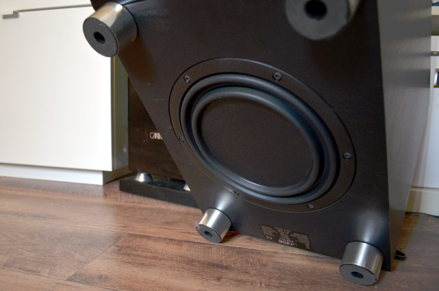 Der Subwoofer verfügt über zwei Chassis - einmal Frontfire, einmal Downfire!