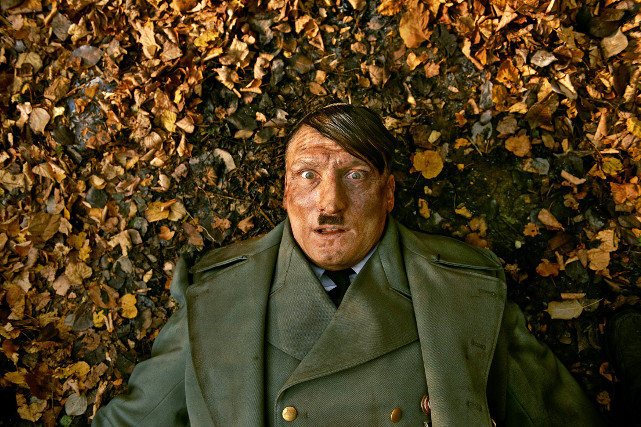 Er ist wieder da: Adolf Hitler (Oliver Masucci) wacht plötzlich im Berlin der Gegenwart auf. (© Constantin Film)