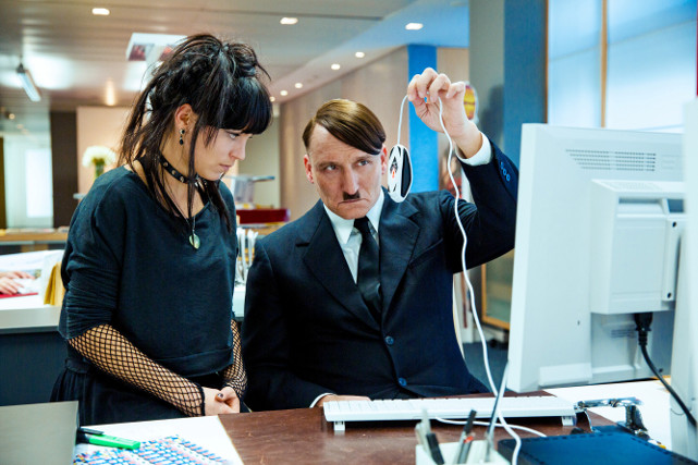 Im Zuge dieses Engagements lernt Hitler mit Unterstützung der Sekretärin Franziska Krömeier (Franziska Wulf) moderne Technik wie das Internet kennen. (© Constantin Film)