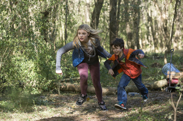Cassie (Chloë Grace Moretz) ist auf der Flucht und versucht verzweifelt, ihren jüngeren Bruder zu retten. (© Sony Pictures)
