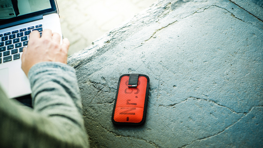 Beim Schutz von Smartphones und Tablets ist Verlass auf die stylischen Hüllen aus gebrauchtem Feuerwehrschlauch