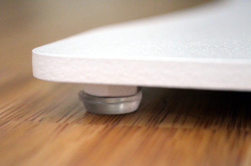 Dank Kuppeln und Silikonfüßchen (alternativ Metallspikes) scheint die Bodenplatte des Speaker Stand über dem Boden zu schweben.