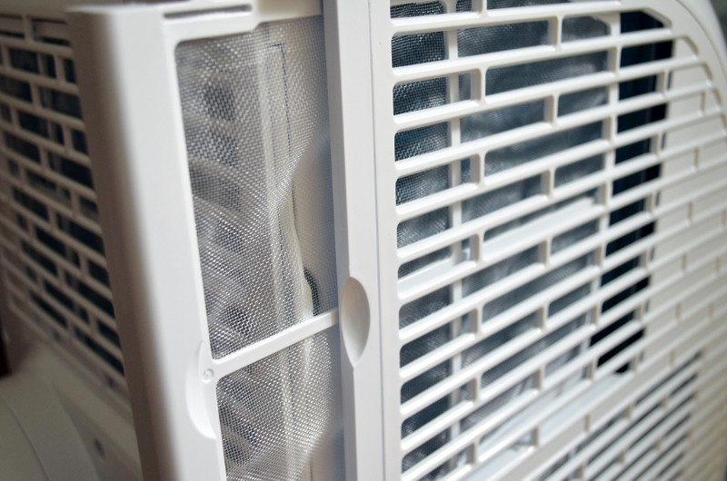 Die Luftfilter der Klimaanlage müssen zur Erhaltung der Kühleffizienz regelmäßig gereinigt werden.