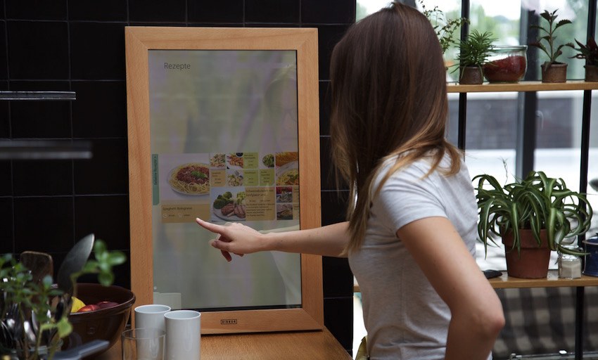 Der digitale Spiegel kommt mit voll integriertem Farbdisplay, Touchscreen, Lautsprechern und Sprachsteuerung via Bluetooth daher. 