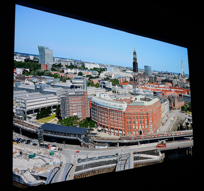 Diese Panoramaaufnahme zeigt einen Blick auf Hamburg aus der 21. Etage des Hanseatic Trade Centers. Die Ursprungsauflösung beträgt 36 Megapixel. Diese Datei wurde auf UHD-Auflösung reduziert. Sie dient regelmäßig als Referenz für diverse Projektoren-Tests. Foto: Michael B. Rehders (Originalaufnahme)