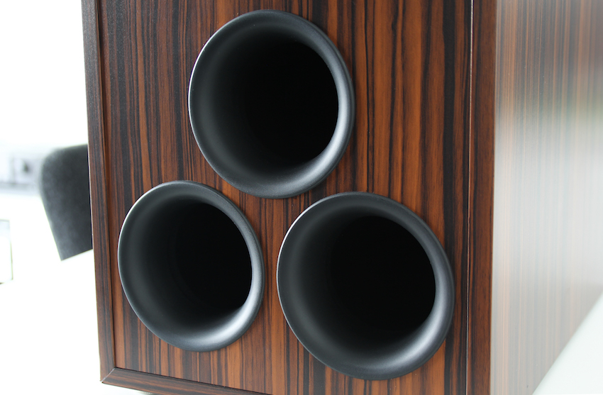 Rückseitig befinden sich die Öffnungen der drei Bassreflexrohre. Für einen optimalen Sound empfiehlt es sich einen entsprechenden Abstand zur Rückwand einzuhalten.