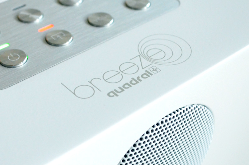 Das Logo auf den Lautsprechern spiegelt die Leichtigkeit wieder, mit der die Breeze-Modelle zu handhaben sind.