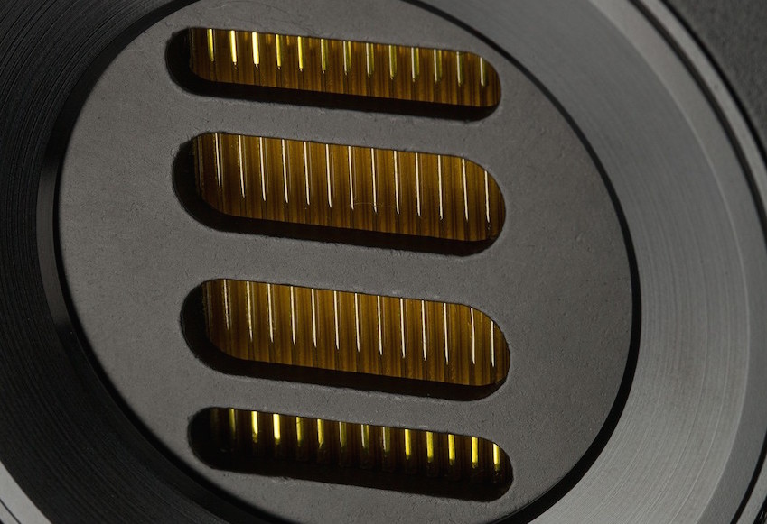 Der JET-Hochtöner ist das Markenzeichen von Elac. In der 243.3 arbeitet die 5. Generation dieses Tweeters. Hinter dem schwarzen Gitter erkennt man die gelben Lamellen, das ist die in Falten gelegte Folie des Bändchen-Lautsprechers.