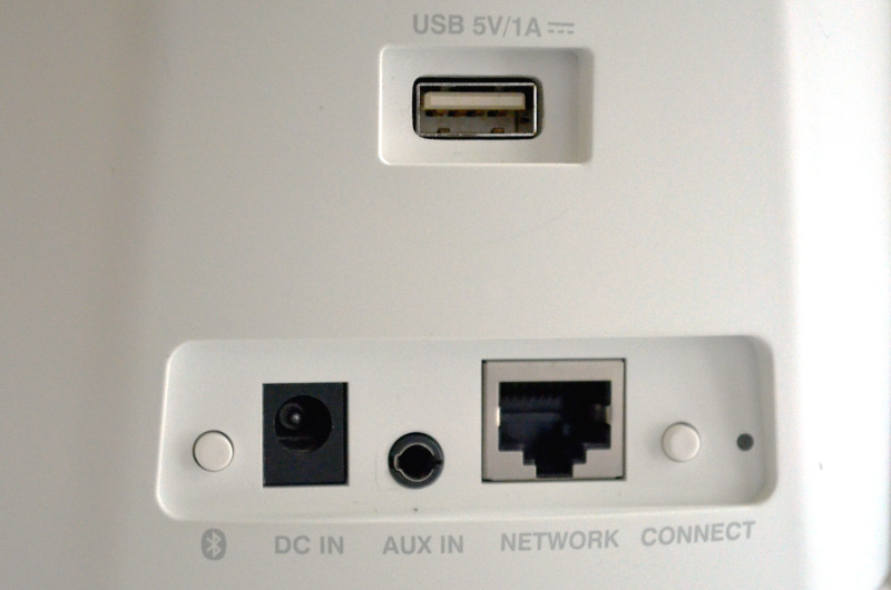 Der Heos 1 bietet neben kabellosem Streaming auch Anschlussoptionen für 3,5-mm-Audiokabel und USB-Speichermedien. Letzterer Anschluss wird auch für das Bluetooth-Modul des GoPack genutzt.