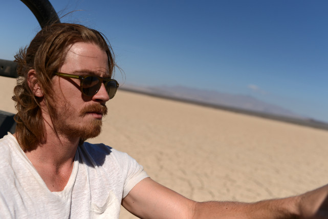 Der junge Hollywood-Regisseur Thomas (Garrett Hedlund) will in der Mojave-Wüste den Kopf frei bekommen. (© Universal Pictures)