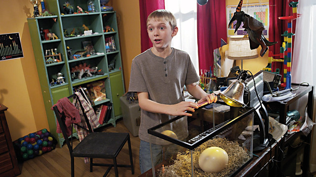 Der zwölfjährige Tommy will beim Schulprojekt einen lebendigen Dinosaurier präsentieren. (© EuroVideo)