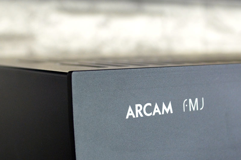 Arcam lässt lieber Taten statt Worte sprechen und platziert das Herstellerlogo recht zurückhaltend.