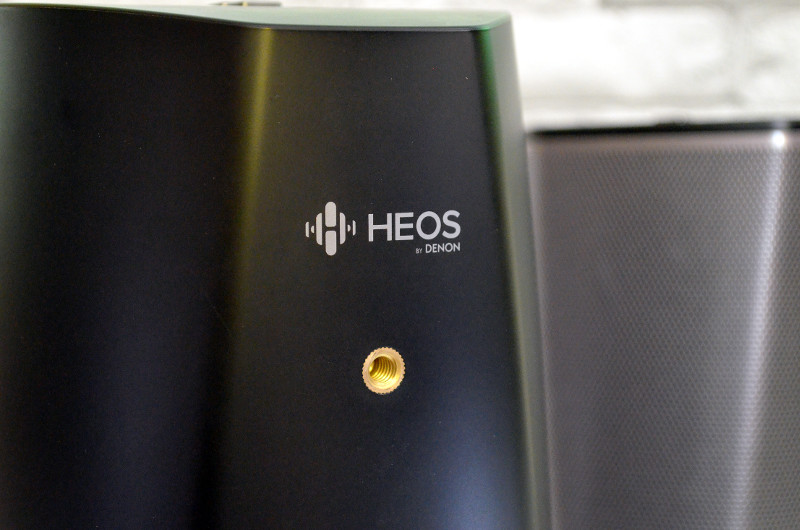 Die Heos 1 können äußerst flexibel positioniert werden und sind dank des integrierten Gewindes auch zur Montage auf Lautsprecherständer vorbereitet.