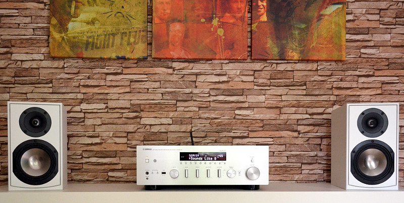 Der Netzwerk-Receiver R-N803D bietet maximalen Funktionsumfang bei minimalem Platzbedarf.