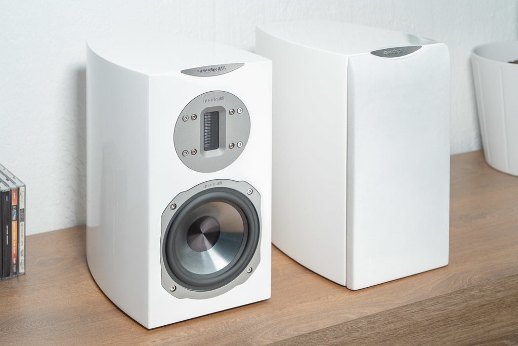 Perfekte Partner: Die Chromium Style 2 von Quadral vervollständigen mit dem MyConnect 50 ein hervorragend abgestimmtes Stereo-Setup.