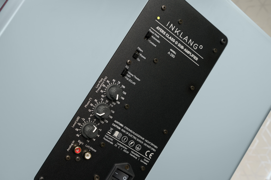 Das Terminal des Ayers Sub: Mit den Reglern lassen sich Pegel, Phase und Übergangsfrequenz variabel einstellen. Über die drei Schalter werden die Features aktiviert: die automatische Einschaltung bei eingehendem Signal, die Abschaltung aller Filter und der Equalizer zur Anpassung an Raum, Geschmack oder Charakter des Eingangssignals.