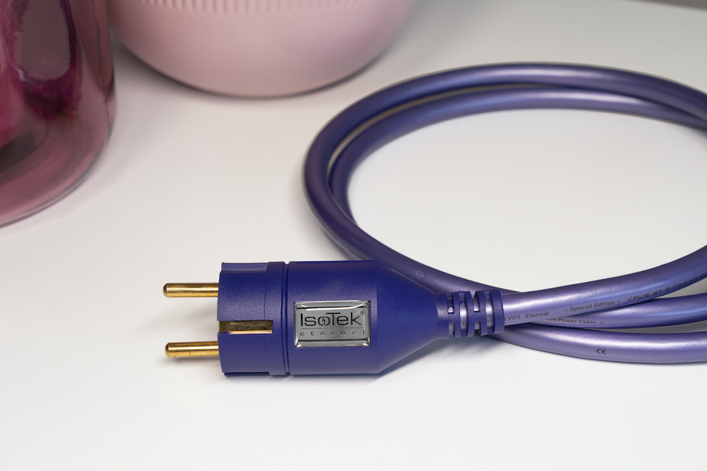 Das Eternal schließt zur Steckdose hin mit einem Schutzkontakt-Stecker ab. Die vergoldeten Kontakte sorgen für eine große Kontaktfläche und bürgen damit für einen niedrigen Übergangswiderstand.