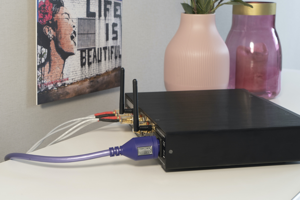 Die Kupplung sitzt in dem Einbaustecker der HiFi-Komponente bombenfest.