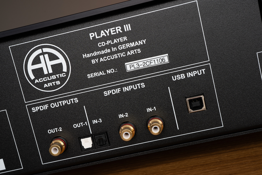 Eingangsseitig offeriert der Player III drei S/PDIF-Inputs und einen USB-Port. Die Digital-Daten gibt der Player auch weiter: Hierfür stehen eine elektrische und eine optische S/PDIF-Schnittstelle zur Verfügung.