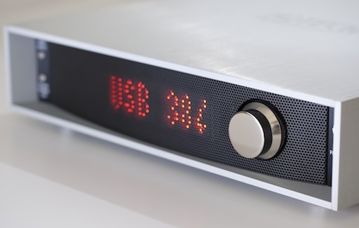 M2Tech aus Italien ist spezialisiert auf die Entwicklung von Produkten, die die Lücke zwischen High End– und Computer-Audio schließen. Ein Team von Soft– und Hardware Entwicklern berücksichtigt dabei die besonderen Begebenheiten der Systeme und bietet entsprechend optimierte Lösungen an. Die Produkte sind für unterschiedliche System-Plattformen verfügbar.