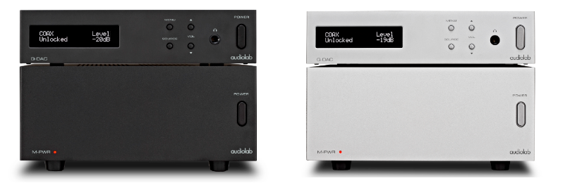 Audiolab bietet seine neue DAC-/Endstufen-Kombin ab sofort in mattschwarzer und mattsilberfarbener Ausführung an