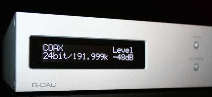 Der Beweis: Die Datenrate der über unseren Oppo-Player zugespielten High-Res-Datei (Hotel California) wird im Display des Q-DAC angezeigt.