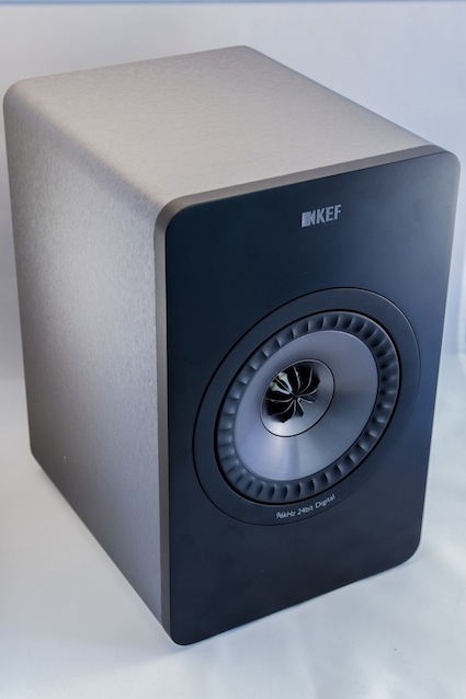 Gunmetal bezeichnet KEF die Farbe seiner Gehäuse. Dabei erinnert der Farbton an eine gebürstete Metalloberfläche.