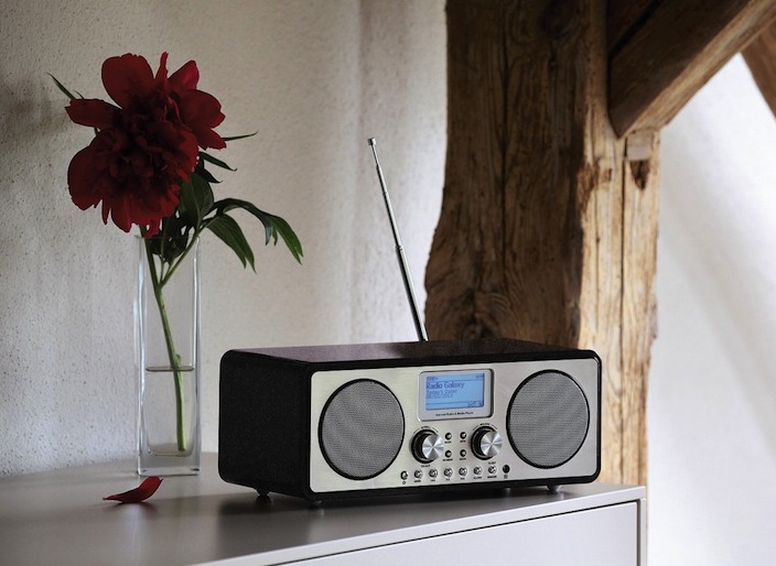 HAma DIR3000: Das schicke, im Retro-Look gehaltene Internetradio, das auch DAB+ und UKW kann ...