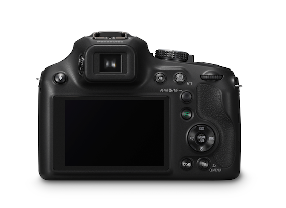 Der 0,2 Zoll-EVF (Electronic Viewfinder) zeigt ein scharfes Bild mit 202.000 Bildpunkten und 100 Prozent Bildfeld.