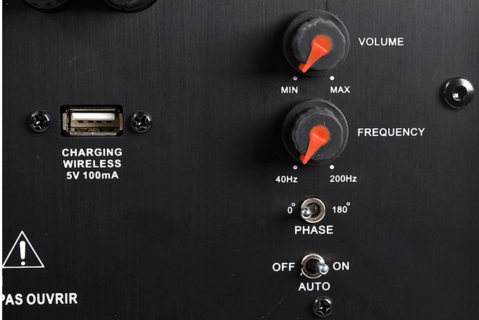 Ab Werk stehen die Regler VOLUME auf 0, FREQUENCY 40 Hz, PHASE 0 und Subwoofer ON. Foto: Michael B. Rehders