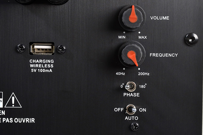 Der Regler VOLUME sollte auf „12 Uhr“ gestellt werden. Sollte der Subwoofer zu leise oder zu laut spielen, kann der Pegel hier nach Geschmack verändert werden. FREQUENCY sollte auf 200 Hz gestellt werden, damit alle Tieftoninformationen auf einer DVD/Blu-ray wiedergegeben werden. PHASE 0 sollte bleiben, wenn ein 5.1-Lautsprechersystem angeschlossen ist. Der Regler für OFF schaltet den Subwoofer aus. ON ist ein. AUTO schaltet den Subwoofer nur dann ein, wenn ein Tieftonsignal vom AV/Receiver zugespielt wird, ansonsten bleibt er im Stand by. Foto: Michael B. Rehders