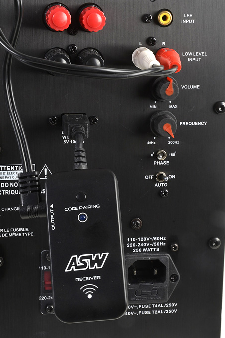 Anschließend wird das beiliegende Kabel aus dem Wireless-Set genutzt, um den Signalempfänger (Receiver) mit dem LOW LEVEL INPUT am Subwoofer zu verbinden. Danach muss nur noch der Knopf CODE PARING auf dem Signalempfänger (Receiver) für 3 Sekunden gedrückt werden – und schon synchronisieren sich Transmitter und Receiver. Foto: Michael B. Rehders