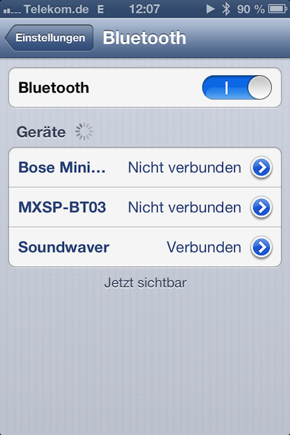 Ist der Soundwaver eingeschaltet (Schalterstellung "BT") und "Bluetooth" im Smartphone bzw. Tablet aktiviert, muss nur noch "Soundwaver" aus der Liste der verfügbaren Bluetooth-fähigen Endgeräte ausgewählt werden - schon steht die Verbindung.
