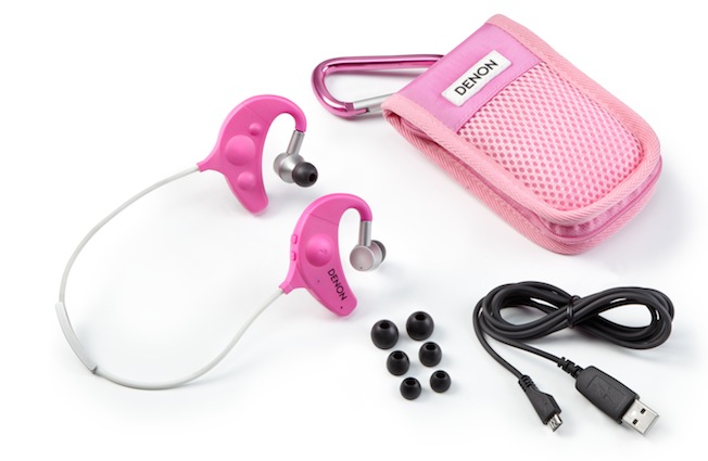 Alles was man braucht: Neben des ultraleichten InEar-Headphones liefert Denon noch eine robuste Aufbewahrungstasche, ein USB-Ladekabel sowie antibakterielle und schweißresistente Ohrpassstücke unterschiedlicher Größe mit.