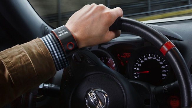 Die kabellose Verbindun g zwischen Fahrer und Nissan: liefert Telematik- und Performance-Daten während der Fahrt auf der Rennstrecke beobachtet den Pulsschlag und andere biometrische Werte.