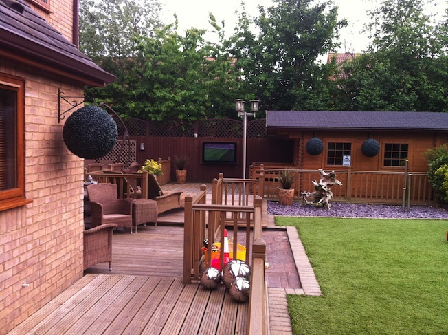 Mit einem Aqualite-Outdoor-TV erleben Sie Fussball-Bundesliga-Spiele, Formel-1-Rennen oder Leichtathletik-Veranstaltungen jetzt mit Freunden im eigenen Garten.