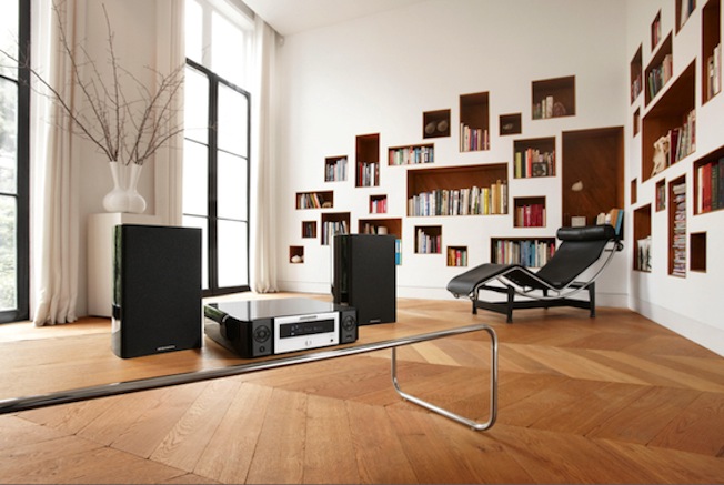 Die kompakte Marantz-Einheit muss lediglich mit einem Pärchen Lautsprecher verbunden werden und stellt tatsächlich ein komplettes HiFi-System.