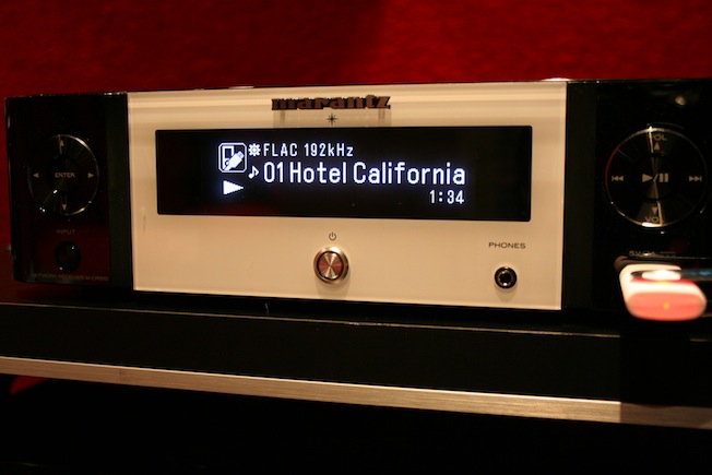Hochaufgelöste Audiodateien können per rückseitigem Digitaleingang bzw. via frontseitigem USB-Port zugespielt werden. Im Display wird anschließend sogar die Datenrate angezeigt.