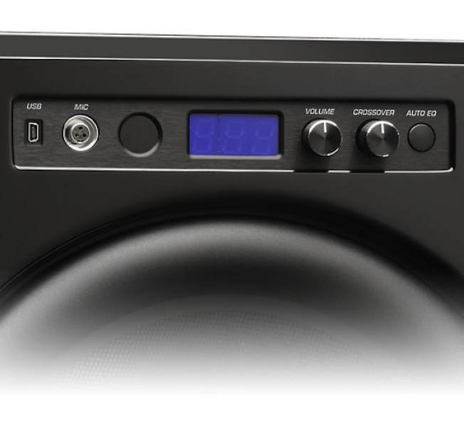 Hinter dem Abdeckgitter: Links neben dem Display befinden sich ein IR-Empfänger, die Anschlussbuchse für das Einmessmikrofon, sowie ein Mini-USB-Port. Letzterer erlaubt die Verbindung des DD-10+ an einen Computer zwecks Feinabstimmung bzw. manueller Raumanpassung. Rechts wurden die Drehregler zur Einstellung der Lautstärke und Trennfrequenz platziert.