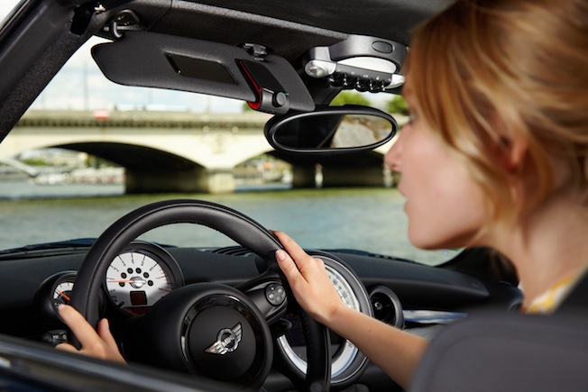 Ultrakompakt, komplett sprachgesteuert und mit einem omnidirektionalen Mikrofon sowie einem kraftvollen Verstärker ausgestattet, ist die Bluetooth-Freisprechanlage im Auto unentbehrlich.