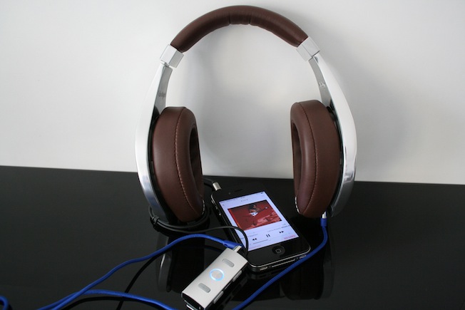 Einfacher geht`s nicht: Der Fii= E02i wird dank Kabelanschluss einfach mit dem Kopfhörerausgang des iPhones gekoppelt. Jetzt wird der Kopfhörer einfach mit der Ausgangsbuchse des FiiO verbunden - fertig!